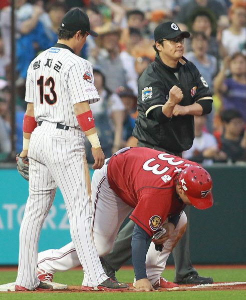 황재균 태그아웃시키는 장면